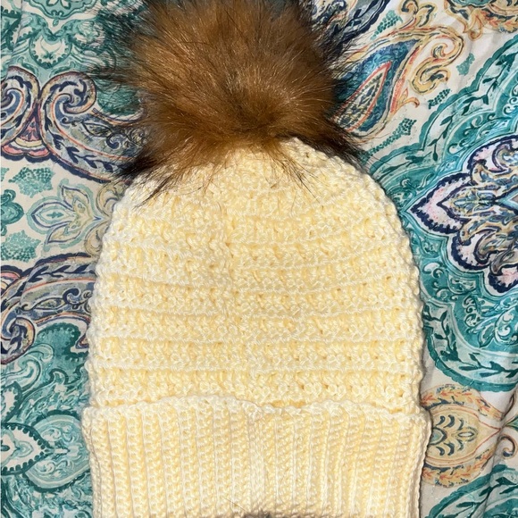 Hand crafted Unisex crochet Hat Beanie with Raccoon Faux Fur Pom Pom - Picture 3 of 4